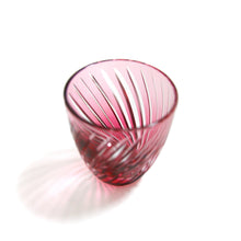 画像をギャラリービューアに読み込む, ぐい呑滝縞斜め 青藍・金赤 - THE GLASS GIFT SHOP SOKICHI