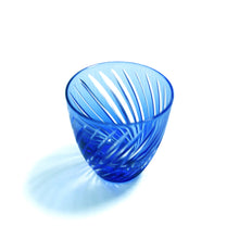 画像をギャラリービューアに読み込む, ぐい呑滝縞斜め 青藍・金赤 - THE GLASS GIFT SHOP SOKICHI