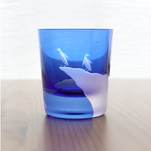 Load image into Gallery viewer, Penguin Climb 冷酒青藍切立 - THE GLASS GIFT SHOP SOKICHI
