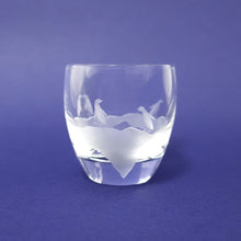 Load image into Gallery viewer, ペンギンカップル冷酒杯 - THE GLASS GIFT SHOP SOKICHI
