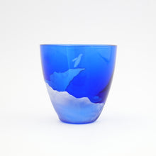 画像をギャラリービューアに読み込む, Penguin Climb 冷酒杯 青藍 - THE GLASS GIFT SHOP SOKICHI
