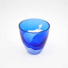 Load image into Gallery viewer, Penguin Climb 冷酒杯 青藍 - THE GLASS GIFT SHOP SOKICHI
